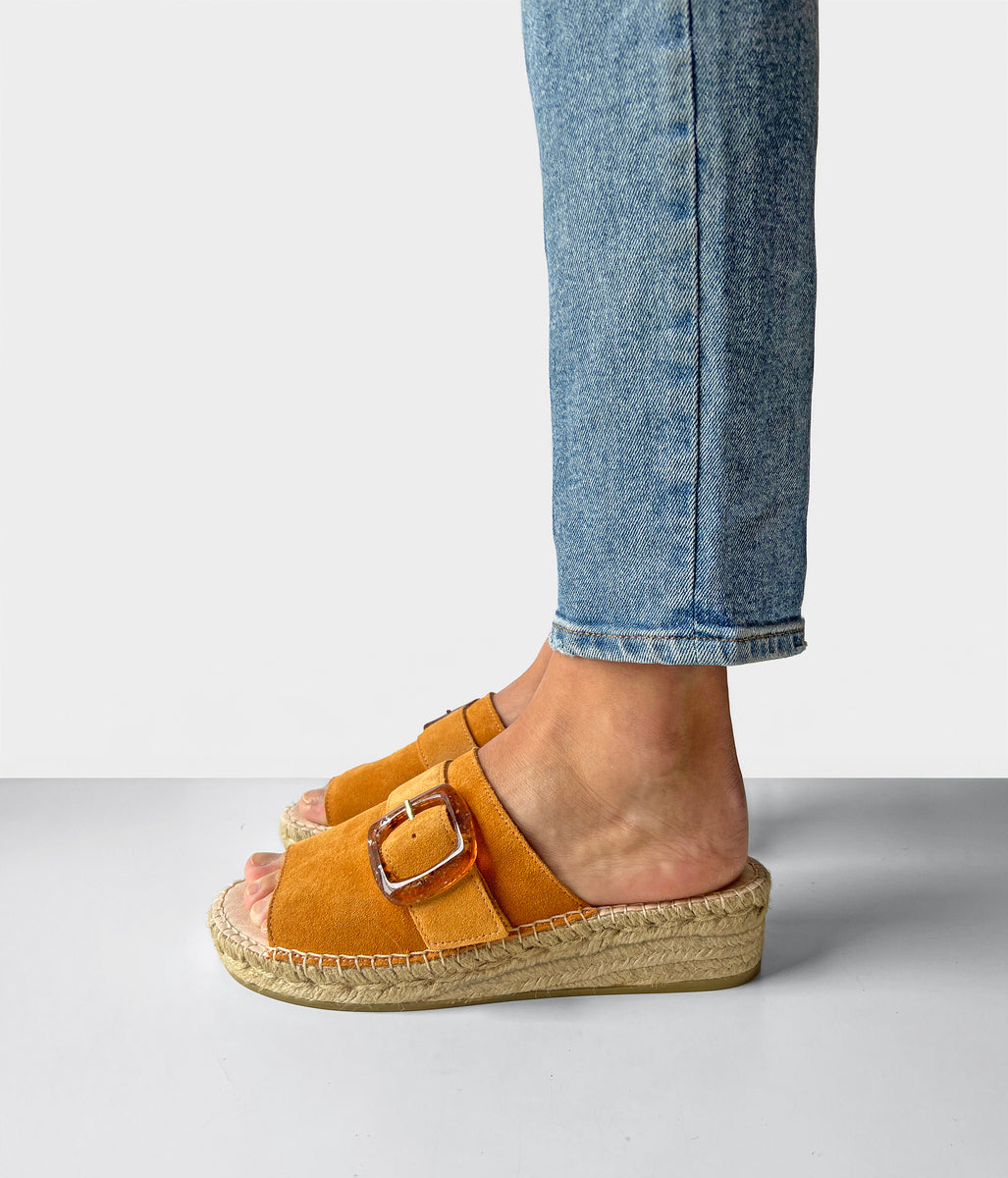 Palma Buckled Slides / Apricot