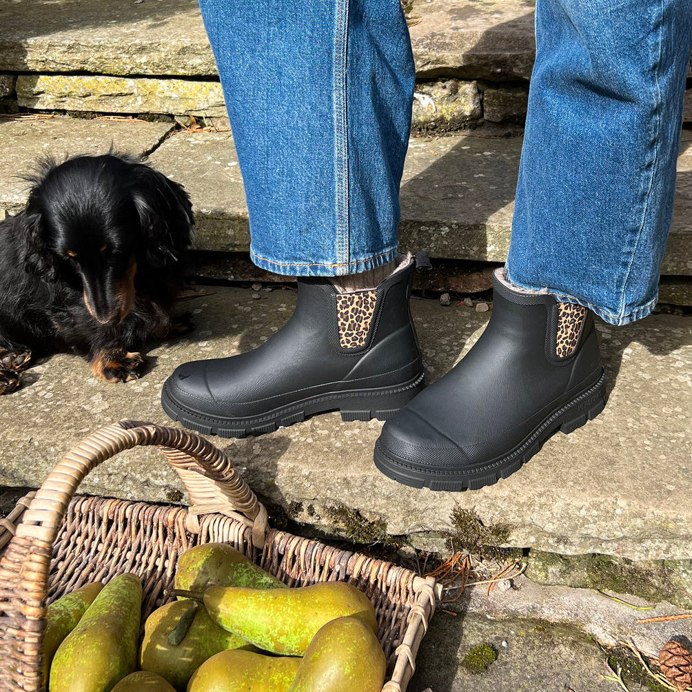 Garden Galoshes! Black Leo