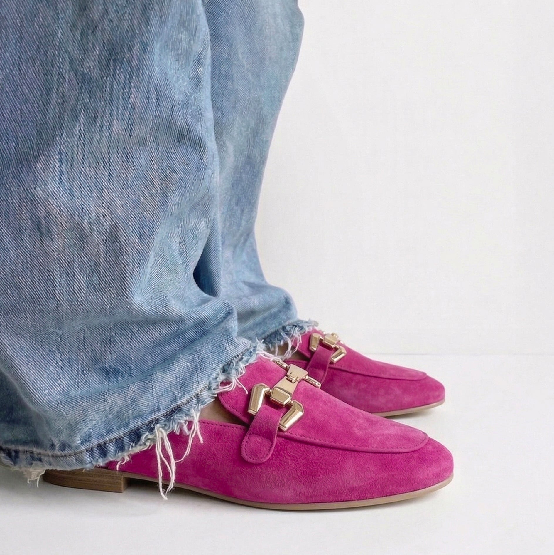 Pink suede mules with snaffle buckle