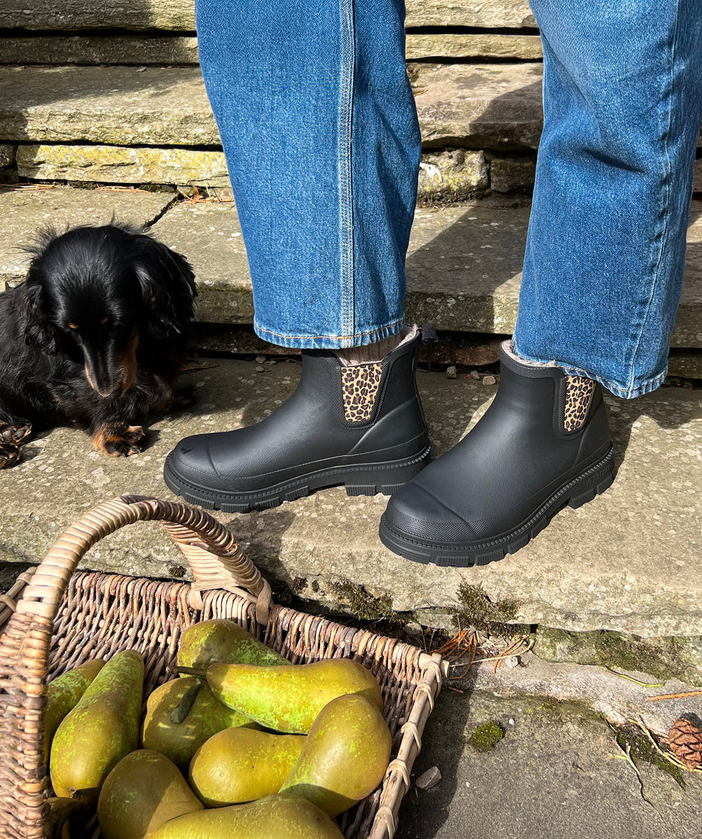 Garden Galoshes! Black Leo