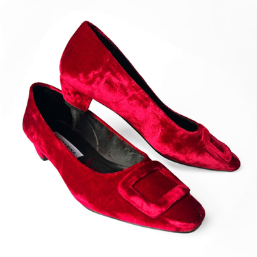 Step into Luxury: Velvet Shoes are Taking Over!
