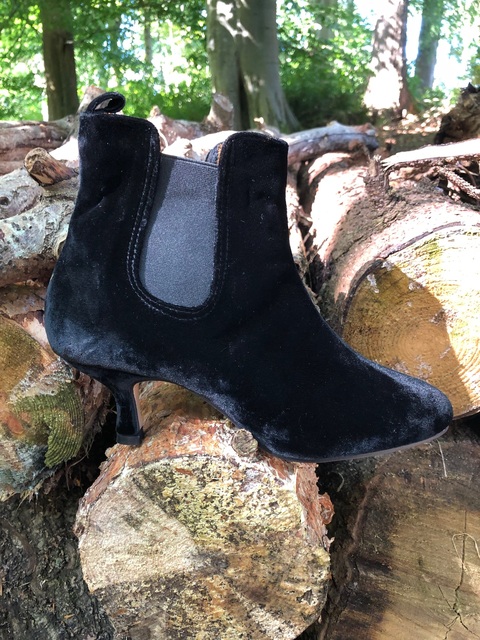 black velvet boots with elastic sides Thumbnail