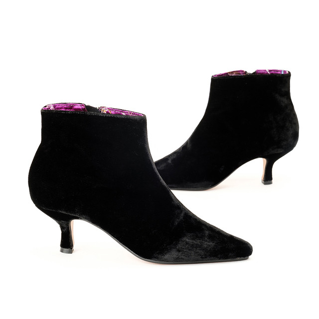 Velvet Pixie Boots / Black | Mandarina 