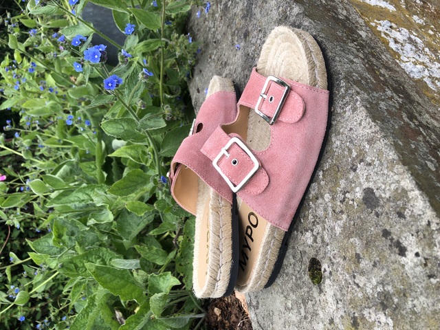 https://www.mandarinashoes.co.uk/uploads/images/products/large/pink-suede-slider-sandals-1687175218.jpeg