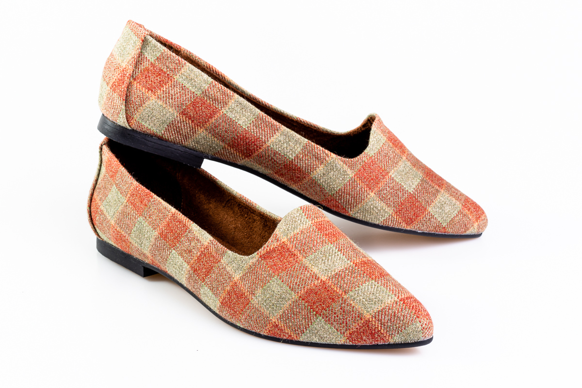 Maple check shoes